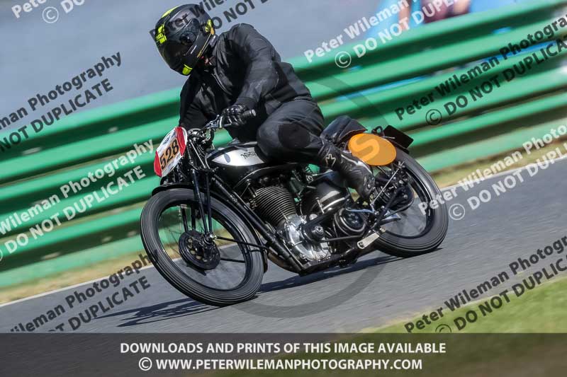 Vintage motorcycle club;eventdigitalimages;mallory park;mallory park trackday photographs;no limits trackdays;peter wileman photography;trackday digital images;trackday photos;vmcc festival 1000 bikes photographs