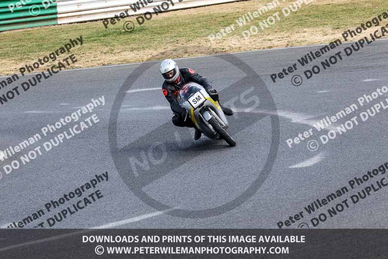 Vintage motorcycle club;eventdigitalimages;mallory park;mallory park trackday photographs;no limits trackdays;peter wileman photography;trackday digital images;trackday photos;vmcc festival 1000 bikes photographs