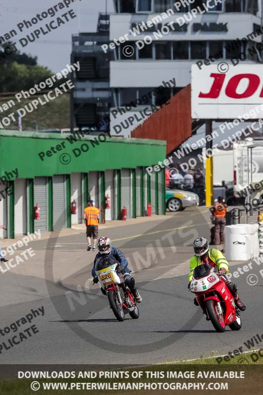 Vintage motorcycle club;eventdigitalimages;mallory park;mallory park trackday photographs;no limits trackdays;peter wileman photography;trackday digital images;trackday photos;vmcc festival 1000 bikes photographs