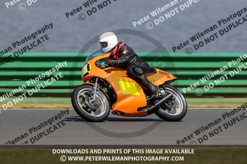 Vintage motorcycle club;eventdigitalimages;mallory park;mallory park trackday photographs;no limits trackdays;peter wileman photography;trackday digital images;trackday photos;vmcc festival 1000 bikes photographs