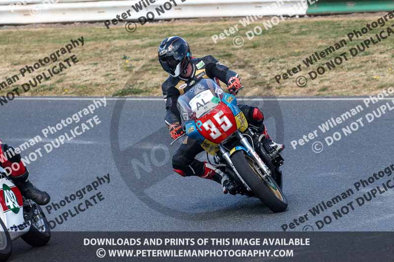 Vintage motorcycle club;eventdigitalimages;mallory park;mallory park trackday photographs;no limits trackdays;peter wileman photography;trackday digital images;trackday photos;vmcc festival 1000 bikes photographs