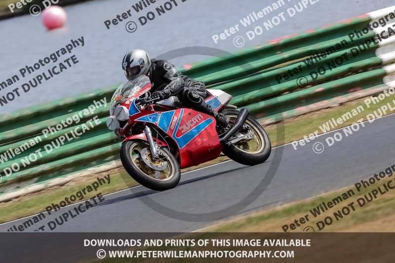 Vintage motorcycle club;eventdigitalimages;mallory park;mallory park trackday photographs;no limits trackdays;peter wileman photography;trackday digital images;trackday photos;vmcc festival 1000 bikes photographs