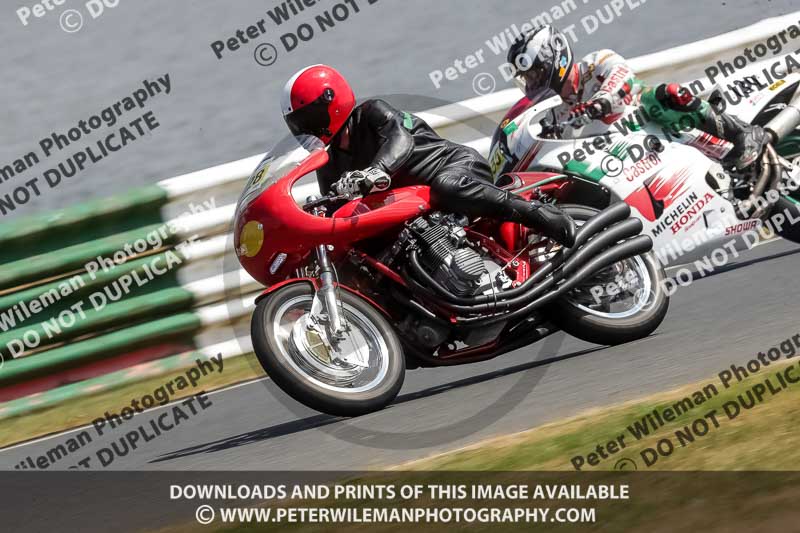 Vintage motorcycle club;eventdigitalimages;mallory park;mallory park trackday photographs;no limits trackdays;peter wileman photography;trackday digital images;trackday photos;vmcc festival 1000 bikes photographs