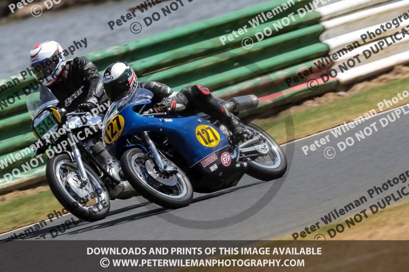 Vintage motorcycle club;eventdigitalimages;mallory park;mallory park trackday photographs;no limits trackdays;peter wileman photography;trackday digital images;trackday photos;vmcc festival 1000 bikes photographs