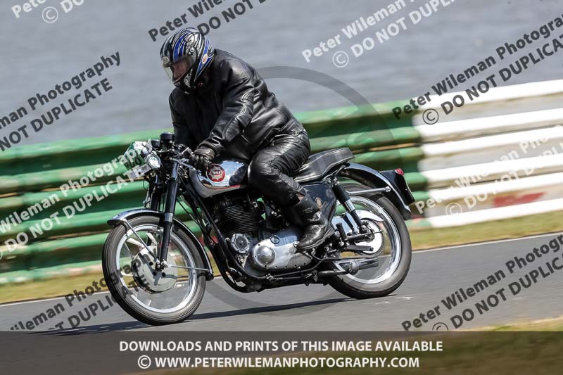 Vintage motorcycle club;eventdigitalimages;mallory park;mallory park trackday photographs;no limits trackdays;peter wileman photography;trackday digital images;trackday photos;vmcc festival 1000 bikes photographs