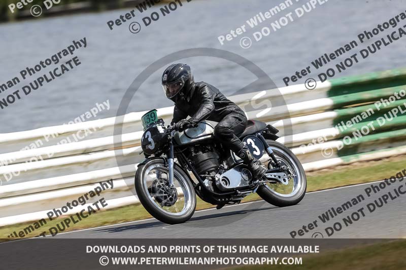 Vintage motorcycle club;eventdigitalimages;mallory park;mallory park trackday photographs;no limits trackdays;peter wileman photography;trackday digital images;trackday photos;vmcc festival 1000 bikes photographs