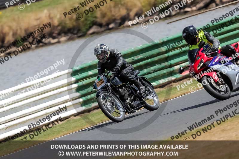 Vintage motorcycle club;eventdigitalimages;mallory park;mallory park trackday photographs;no limits trackdays;peter wileman photography;trackday digital images;trackday photos;vmcc festival 1000 bikes photographs