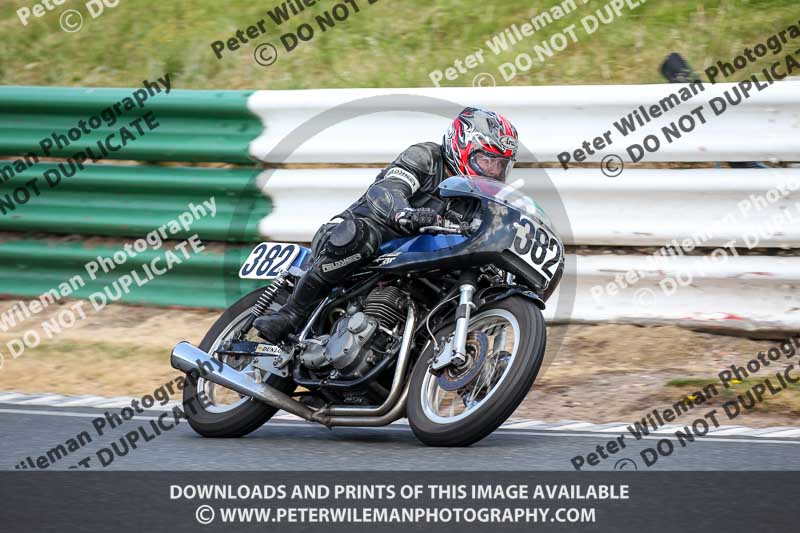 Vintage motorcycle club;eventdigitalimages;mallory park;mallory park trackday photographs;no limits trackdays;peter wileman photography;trackday digital images;trackday photos;vmcc festival 1000 bikes photographs