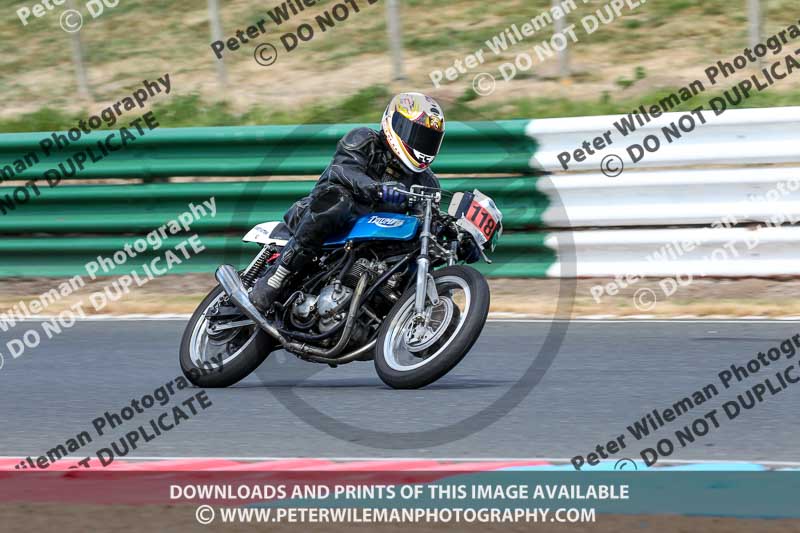 Vintage motorcycle club;eventdigitalimages;mallory park;mallory park trackday photographs;no limits trackdays;peter wileman photography;trackday digital images;trackday photos;vmcc festival 1000 bikes photographs