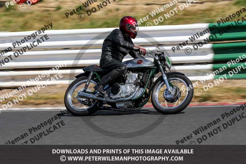 Vintage motorcycle club;eventdigitalimages;mallory park;mallory park trackday photographs;no limits trackdays;peter wileman photography;trackday digital images;trackday photos;vmcc festival 1000 bikes photographs