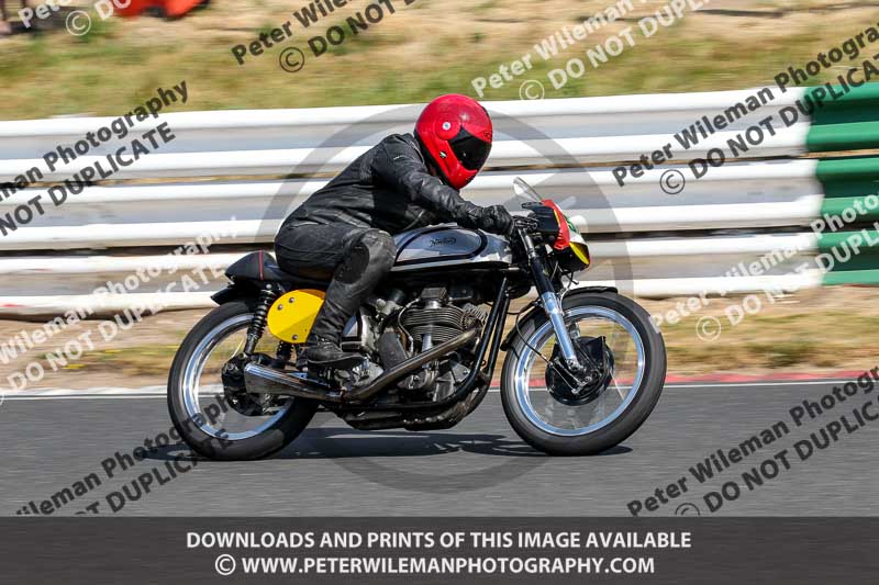Vintage motorcycle club;eventdigitalimages;mallory park;mallory park trackday photographs;no limits trackdays;peter wileman photography;trackday digital images;trackday photos;vmcc festival 1000 bikes photographs