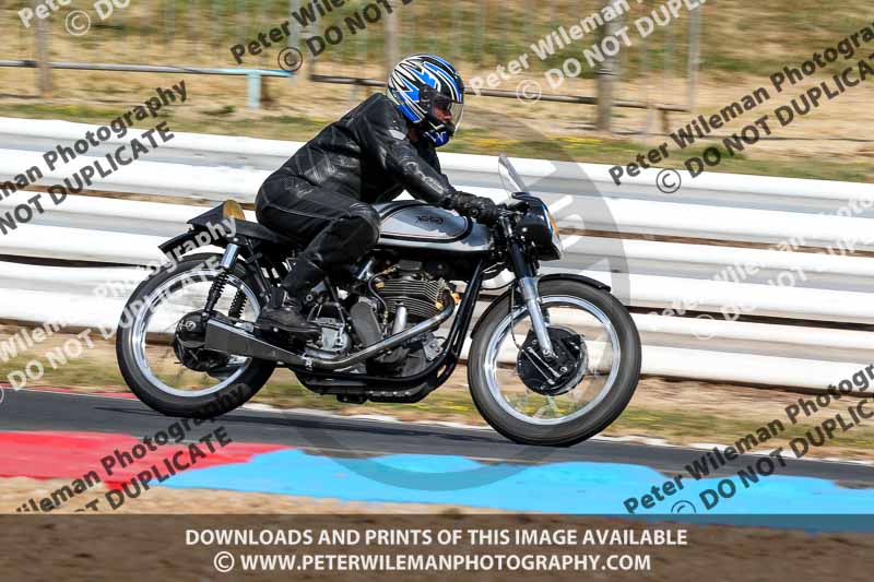 Vintage motorcycle club;eventdigitalimages;mallory park;mallory park trackday photographs;no limits trackdays;peter wileman photography;trackday digital images;trackday photos;vmcc festival 1000 bikes photographs