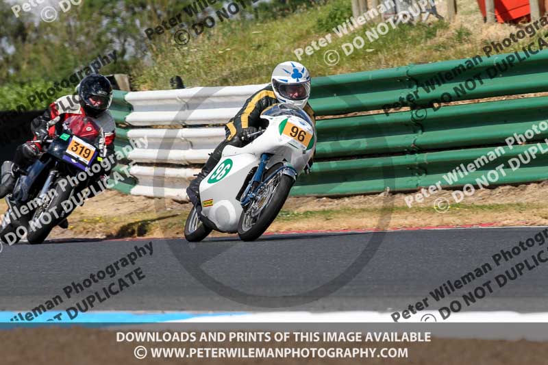 Vintage motorcycle club;eventdigitalimages;mallory park;mallory park trackday photographs;no limits trackdays;peter wileman photography;trackday digital images;trackday photos;vmcc festival 1000 bikes photographs