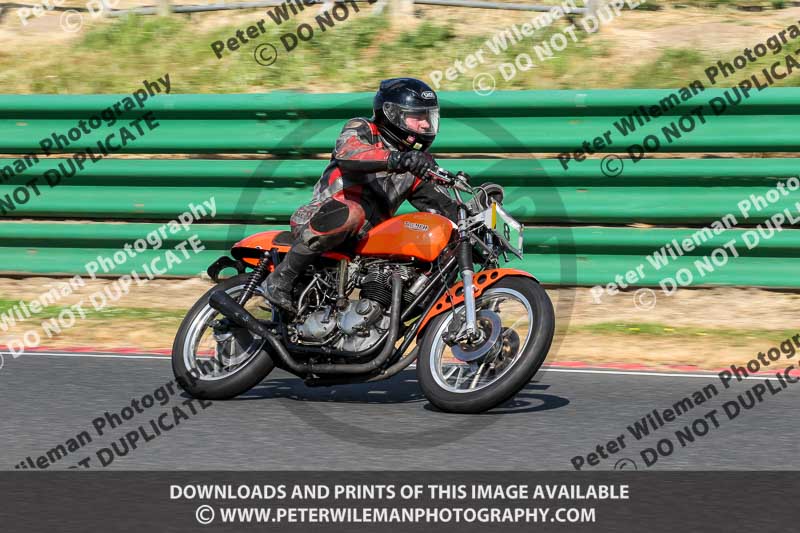 Vintage motorcycle club;eventdigitalimages;mallory park;mallory park trackday photographs;no limits trackdays;peter wileman photography;trackday digital images;trackday photos;vmcc festival 1000 bikes photographs