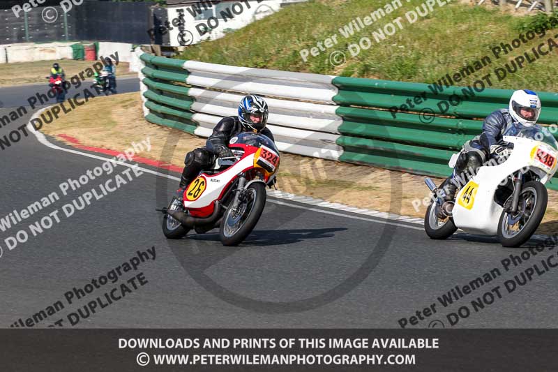 Vintage motorcycle club;eventdigitalimages;mallory park;mallory park trackday photographs;no limits trackdays;peter wileman photography;trackday digital images;trackday photos;vmcc festival 1000 bikes photographs