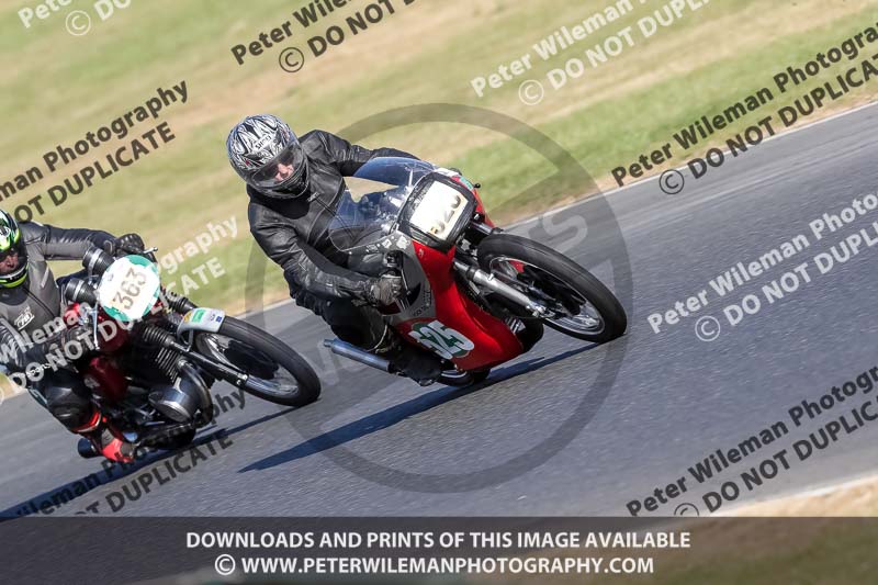 Vintage motorcycle club;eventdigitalimages;mallory park;mallory park trackday photographs;no limits trackdays;peter wileman photography;trackday digital images;trackday photos;vmcc festival 1000 bikes photographs