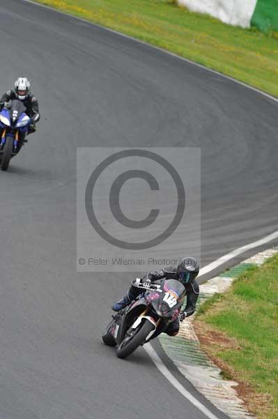 Mallory park Leicestershire;Mallory park photographs;Motorcycle action photographs;event digital images;eventdigitalimages;mallory park;no limits trackday;peter wileman photography;trackday;trackday digital images;trackday photos