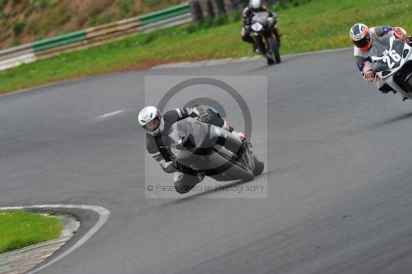Mallory park Leicestershire;Mallory park photographs;Motorcycle action photographs;event digital images;eventdigitalimages;mallory park;no limits trackday;peter wileman photography;trackday;trackday digital images;trackday photos
