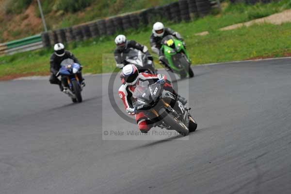 Mallory park Leicestershire;Mallory park photographs;Motorcycle action photographs;event digital images;eventdigitalimages;mallory park;no limits trackday;peter wileman photography;trackday;trackday digital images;trackday photos