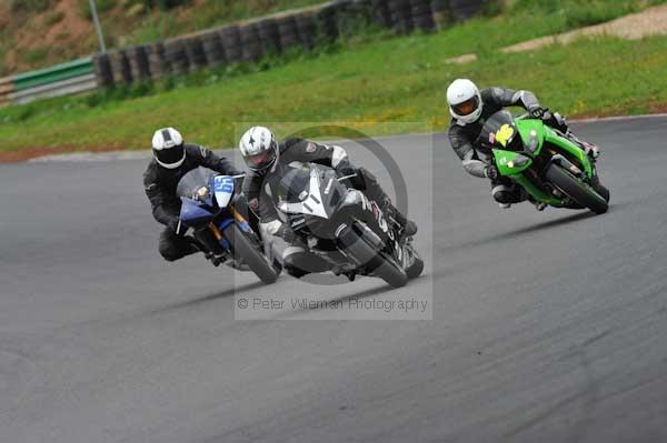 Mallory park Leicestershire;Mallory park photographs;Motorcycle action photographs;event digital images;eventdigitalimages;mallory park;no limits trackday;peter wileman photography;trackday;trackday digital images;trackday photos