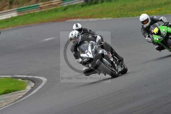 Mallory park Leicestershire;Mallory park photographs;Motorcycle action photographs;event digital images;eventdigitalimages;mallory park;no limits trackday;peter wileman photography;trackday;trackday digital images;trackday photos