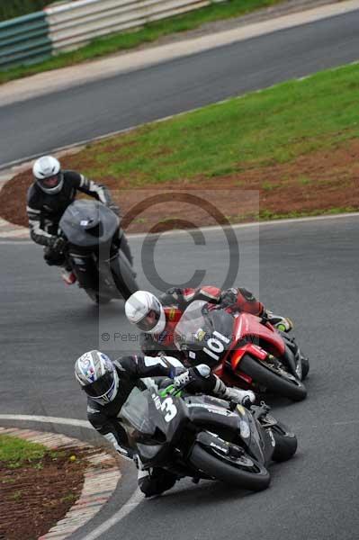 Mallory park Leicestershire;Mallory park photographs;Motorcycle action photographs;event digital images;eventdigitalimages;mallory park;no limits trackday;peter wileman photography;trackday;trackday digital images;trackday photos