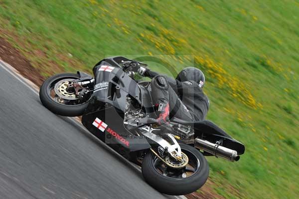 Mallory park Leicestershire;Mallory park photographs;Motorcycle action photographs;event digital images;eventdigitalimages;mallory park;no limits trackday;peter wileman photography;trackday;trackday digital images;trackday photos