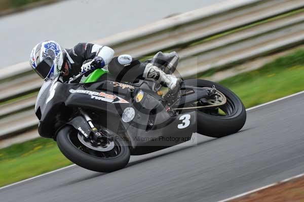 Mallory park Leicestershire;Mallory park photographs;Motorcycle action photographs;event digital images;eventdigitalimages;mallory park;no limits trackday;peter wileman photography;trackday;trackday digital images;trackday photos