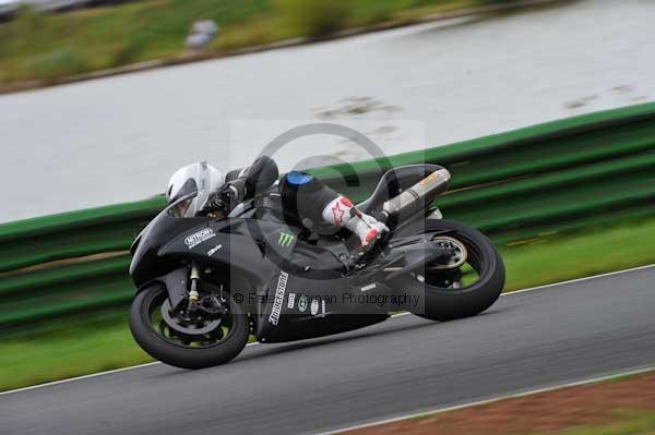 Mallory park Leicestershire;Mallory park photographs;Motorcycle action photographs;event digital images;eventdigitalimages;mallory park;no limits trackday;peter wileman photography;trackday;trackday digital images;trackday photos