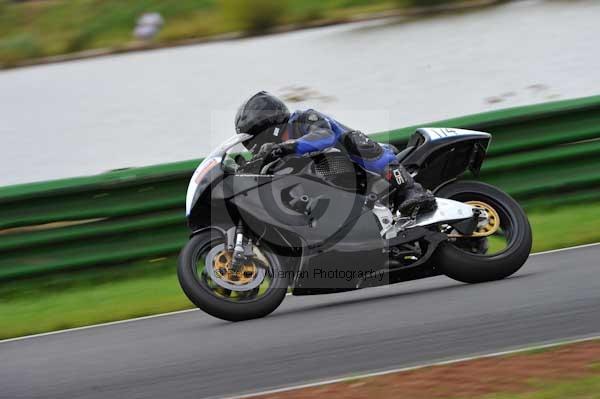Mallory park Leicestershire;Mallory park photographs;Motorcycle action photographs;event digital images;eventdigitalimages;mallory park;no limits trackday;peter wileman photography;trackday;trackday digital images;trackday photos