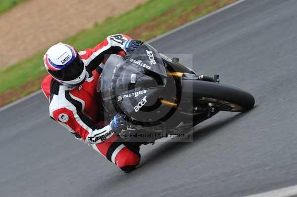 Mallory park Leicestershire;Mallory park photographs;Motorcycle action photographs;event digital images;eventdigitalimages;mallory park;no limits trackday;peter wileman photography;trackday;trackday digital images;trackday photos