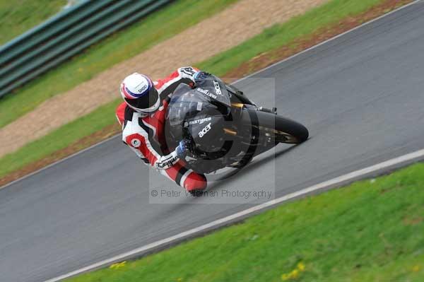 Mallory park Leicestershire;Mallory park photographs;Motorcycle action photographs;event digital images;eventdigitalimages;mallory park;no limits trackday;peter wileman photography;trackday;trackday digital images;trackday photos