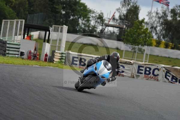 Mallory park Leicestershire;Mallory park photographs;Motorcycle action photographs;event digital images;eventdigitalimages;mallory park;no limits trackday;peter wileman photography;trackday;trackday digital images;trackday photos