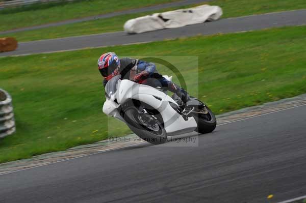 Mallory park Leicestershire;Mallory park photographs;Motorcycle action photographs;event digital images;eventdigitalimages;mallory park;no limits trackday;peter wileman photography;trackday;trackday digital images;trackday photos