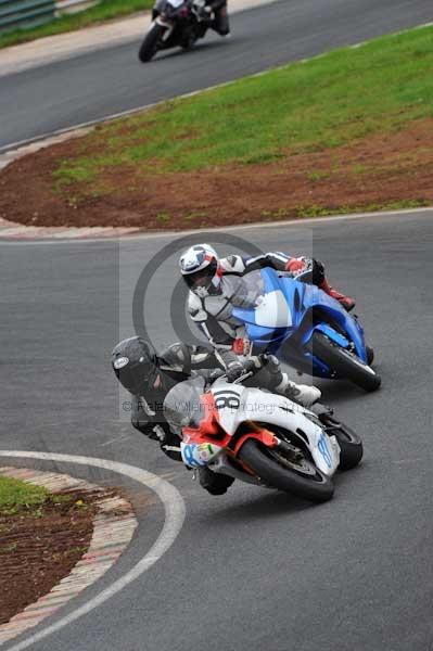 Mallory park Leicestershire;Mallory park photographs;Motorcycle action photographs;event digital images;eventdigitalimages;mallory park;no limits trackday;peter wileman photography;trackday;trackday digital images;trackday photos