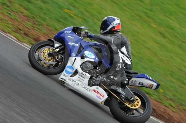 Mallory park Leicestershire;Mallory park photographs;Motorcycle action photographs;event digital images;eventdigitalimages;mallory park;no limits trackday;peter wileman photography;trackday;trackday digital images;trackday photos