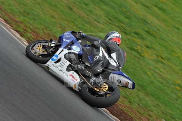Mallory park Leicestershire;Mallory park photographs;Motorcycle action photographs;event digital images;eventdigitalimages;mallory park;no limits trackday;peter wileman photography;trackday;trackday digital images;trackday photos