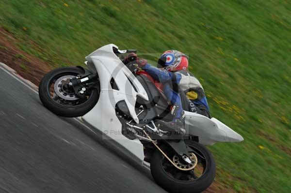 Mallory park Leicestershire;Mallory park photographs;Motorcycle action photographs;event digital images;eventdigitalimages;mallory park;no limits trackday;peter wileman photography;trackday;trackday digital images;trackday photos