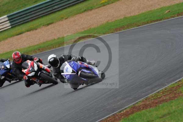 Mallory park Leicestershire;Mallory park photographs;Motorcycle action photographs;event digital images;eventdigitalimages;mallory park;no limits trackday;peter wileman photography;trackday;trackday digital images;trackday photos