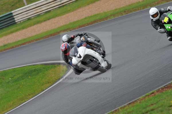 Mallory park Leicestershire;Mallory park photographs;Motorcycle action photographs;event digital images;eventdigitalimages;mallory park;no limits trackday;peter wileman photography;trackday;trackday digital images;trackday photos