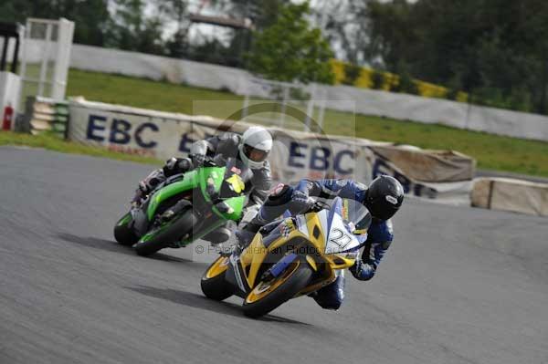 Mallory park Leicestershire;Mallory park photographs;Motorcycle action photographs;event digital images;eventdigitalimages;mallory park;no limits trackday;peter wileman photography;trackday;trackday digital images;trackday photos