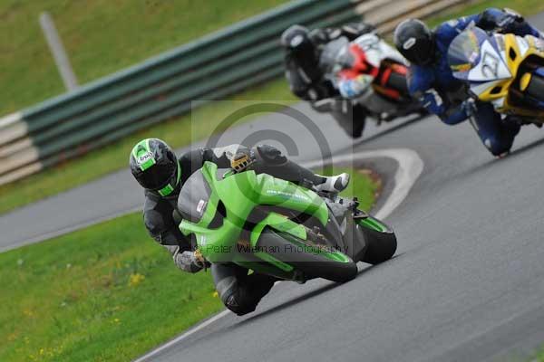 Mallory park Leicestershire;Mallory park photographs;Motorcycle action photographs;event digital images;eventdigitalimages;mallory park;no limits trackday;peter wileman photography;trackday;trackday digital images;trackday photos