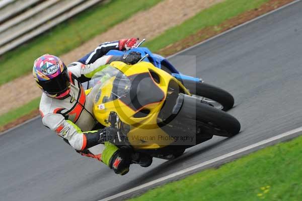 Mallory park Leicestershire;Mallory park photographs;Motorcycle action photographs;event digital images;eventdigitalimages;mallory park;no limits trackday;peter wileman photography;trackday;trackday digital images;trackday photos