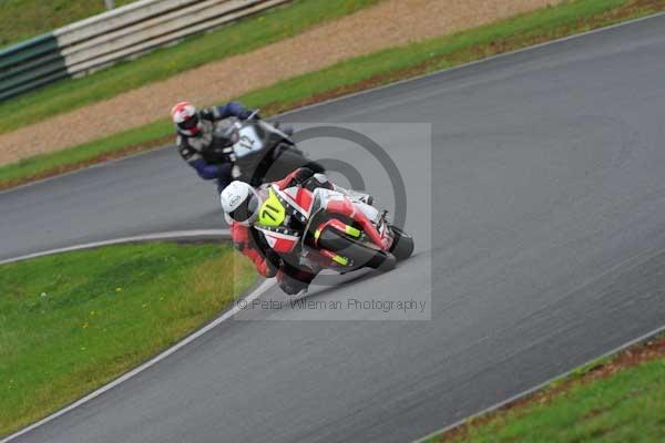 Mallory park Leicestershire;Mallory park photographs;Motorcycle action photographs;event digital images;eventdigitalimages;mallory park;no limits trackday;peter wileman photography;trackday;trackday digital images;trackday photos