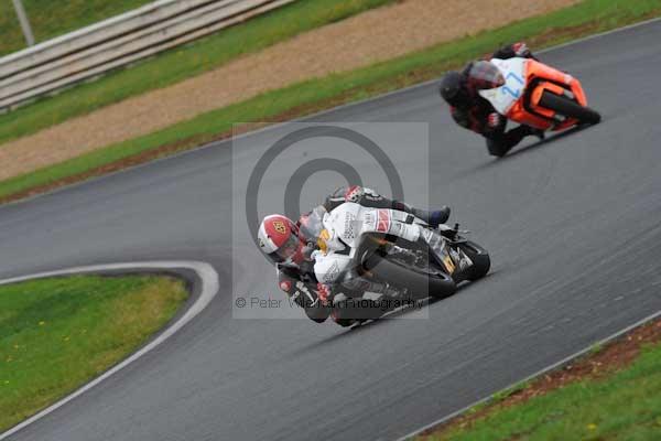 Mallory park Leicestershire;Mallory park photographs;Motorcycle action photographs;event digital images;eventdigitalimages;mallory park;no limits trackday;peter wileman photography;trackday;trackday digital images;trackday photos