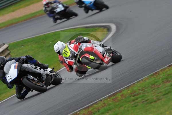 Mallory park Leicestershire;Mallory park photographs;Motorcycle action photographs;event digital images;eventdigitalimages;mallory park;no limits trackday;peter wileman photography;trackday;trackday digital images;trackday photos