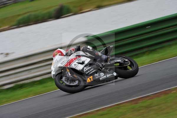 Mallory park Leicestershire;Mallory park photographs;Motorcycle action photographs;event digital images;eventdigitalimages;mallory park;no limits trackday;peter wileman photography;trackday;trackday digital images;trackday photos