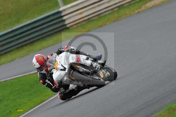 Mallory park Leicestershire;Mallory park photographs;Motorcycle action photographs;event digital images;eventdigitalimages;mallory park;no limits trackday;peter wileman photography;trackday;trackday digital images;trackday photos