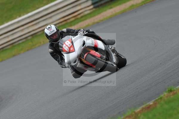 Mallory park Leicestershire;Mallory park photographs;Motorcycle action photographs;event digital images;eventdigitalimages;mallory park;no limits trackday;peter wileman photography;trackday;trackday digital images;trackday photos