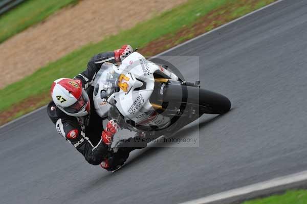 Mallory park Leicestershire;Mallory park photographs;Motorcycle action photographs;event digital images;eventdigitalimages;mallory park;no limits trackday;peter wileman photography;trackday;trackday digital images;trackday photos